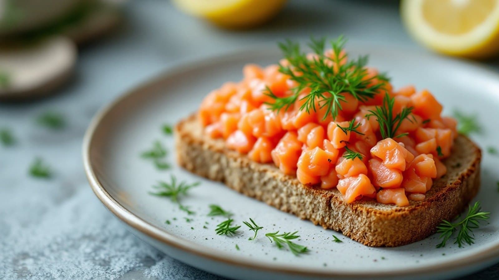 Mildes Lachs-Tatar auf Vollkornbrot, kleine Portion