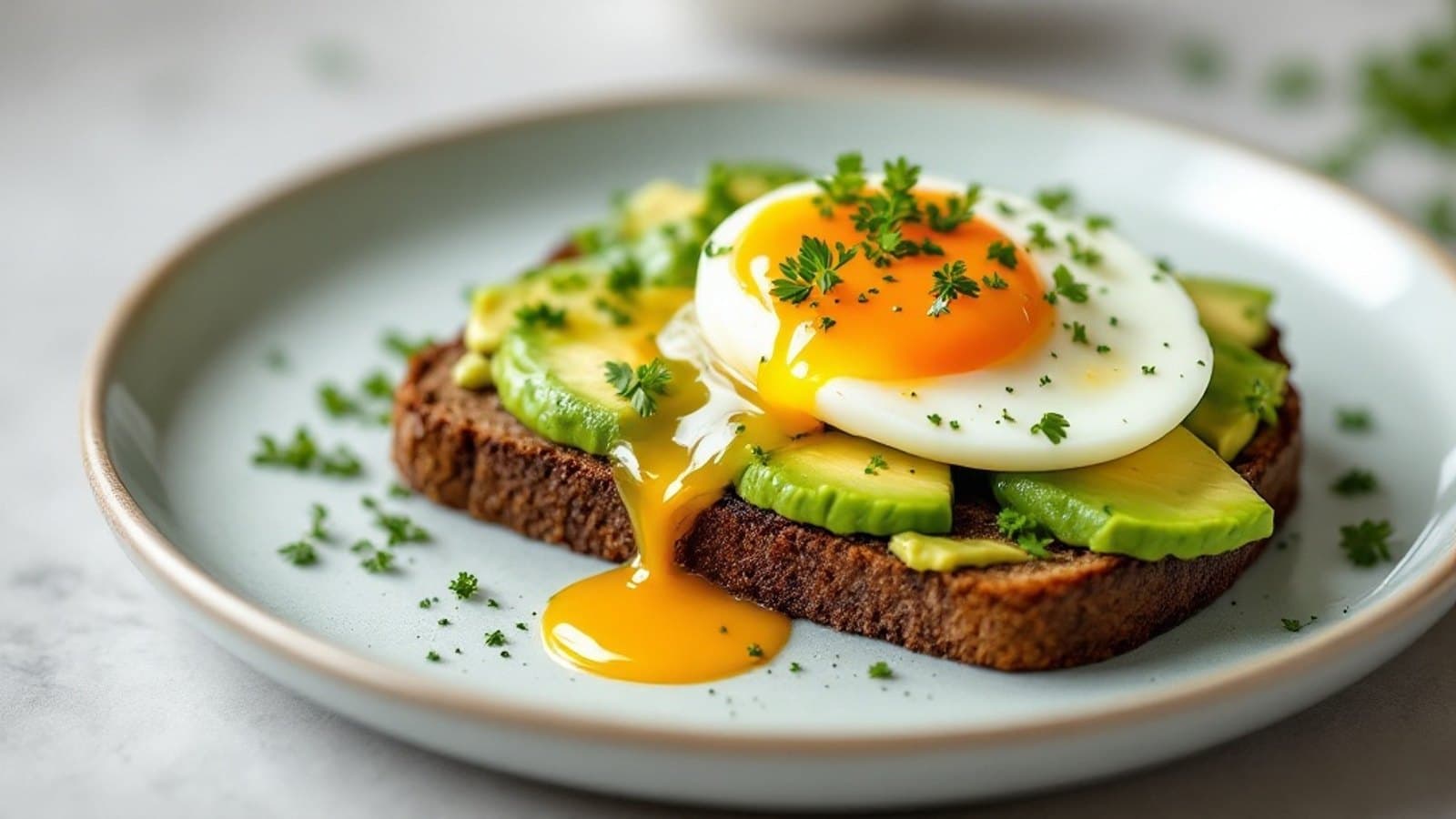 Proteinbrot mit Avocado und Ei, kleine Portion